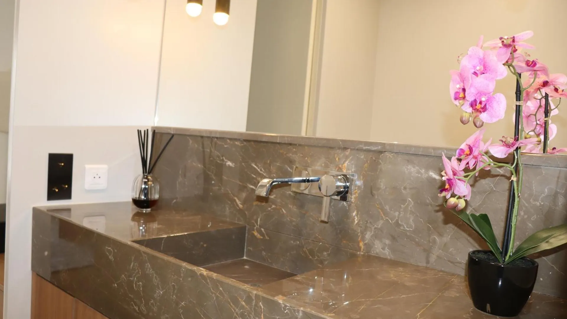 Luxueux Appartement Avec Balcon, Champs Elysees Paříž Apartmán